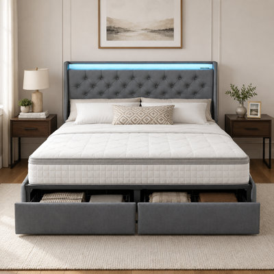 La base de lit plateforme en métal gris comprend une tête de lit en lin moelleux, des tiroirs de rangement de 2 pieds, un éclairage à DEL RVB et une station de charge USB-Type-C. Ses lattes silencieuses de 800 livres éliminent le besoin d'un sommier.