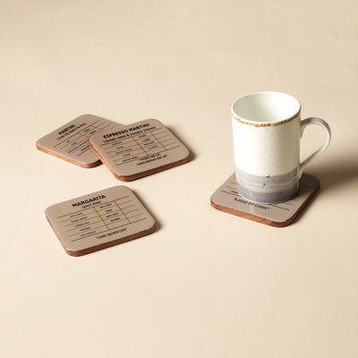 Ensemble de 4 sous-verres à recettes de cocktails avec surface émaillée et base en bois naturel, 10 x 10 cm