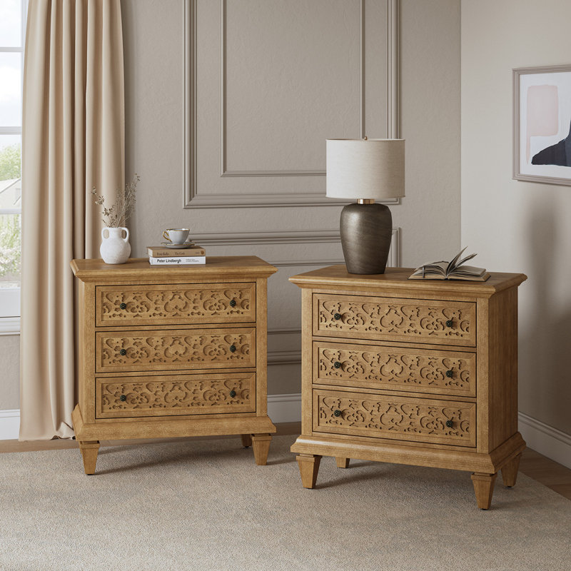 Table de chevet transitionnelle sculptée à 3 tiroirs l 29 po Talona avec prises intégrées et pieds en bois massif, Naturel