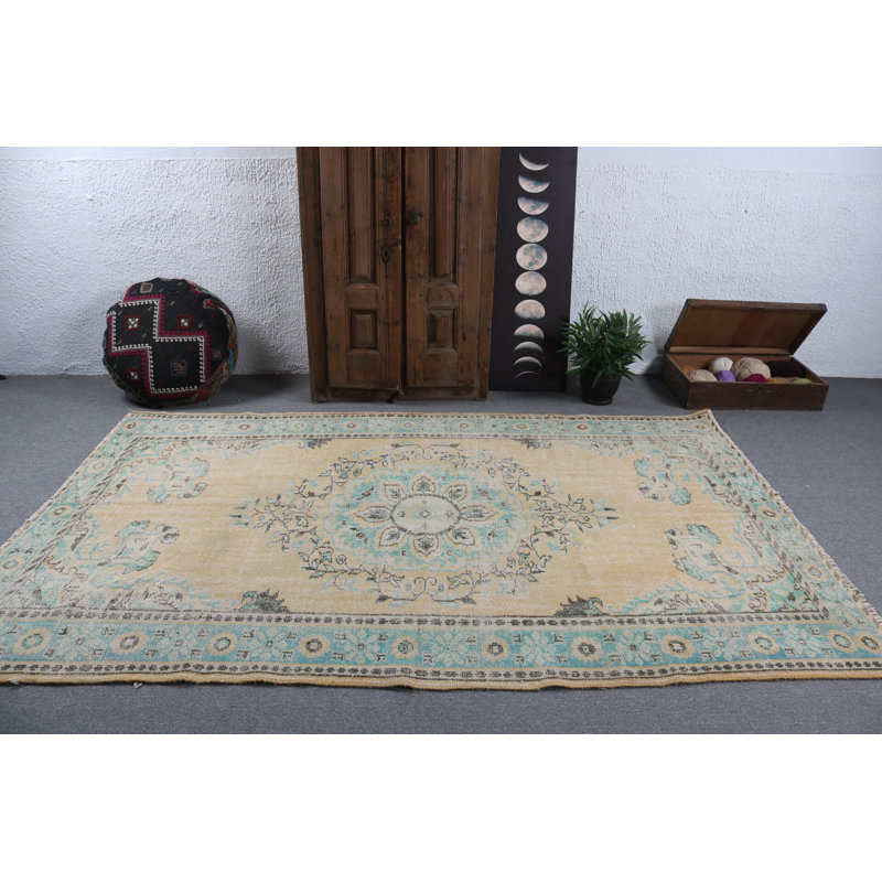 Tapis turc rustique Anatolian en jaune vif idéal pour les espaces de bureau ou de vie