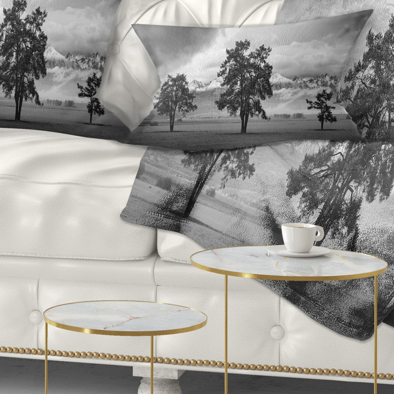 Coussin décoratif paysage imprimé trois arbres devant les montagnes