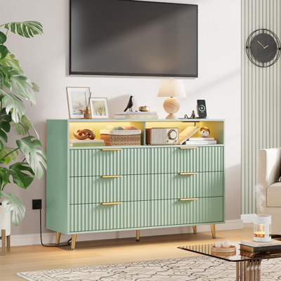 Commode 6 tiroirs pour la chambre à coucher, commodes de 47,2 po de largeur avec lumières DEL et station de charge, conception à profil courbé, tiroirs en bois cannelé avec poignée dorée, commode moderne pour le salon