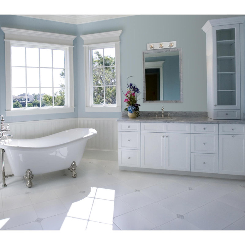 Barre d'éclairage de salle de bain trois lumières au fini chrome, H 4,5 po x l 18 po x P 2 po, Chrome chrome, Trois lumières
