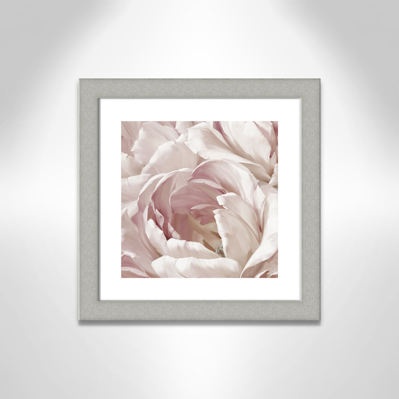 Intime rosé II - photographie, Encadrement argenté, H 18,5 po x l 18,5 po x P 1,25 po