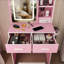 Petit bureau de coiffeuse avec miroir et lumières DEL réglables, prise de courant intégrée et rangement dissimulé, comprend tabouret et tablette rembourrés, coiffeuse pour petites chambres