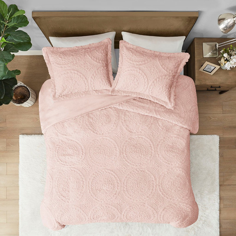 Édredon en fausse fourrure ultra rosé avec médaillon brodé pour couleur très grande / très grande maison