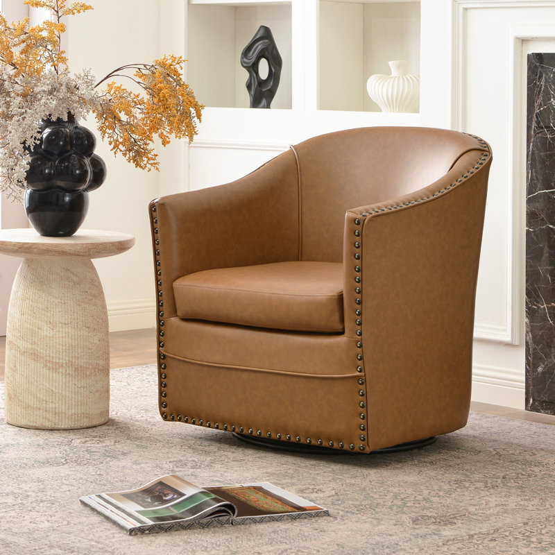 Fauteuil pivotant de 71 cm de large en similicuir, à assise profonde et dossier haut, orné de clous décoratifs.