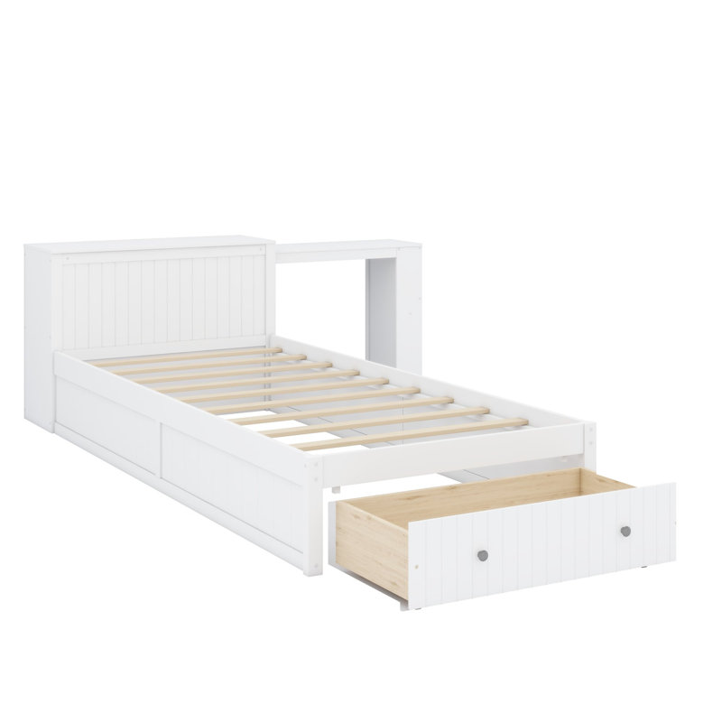 Lit plateforme avec bureau intégré et rangement, affichant un style moderne grâce à ses larges étagères de tête de lit.