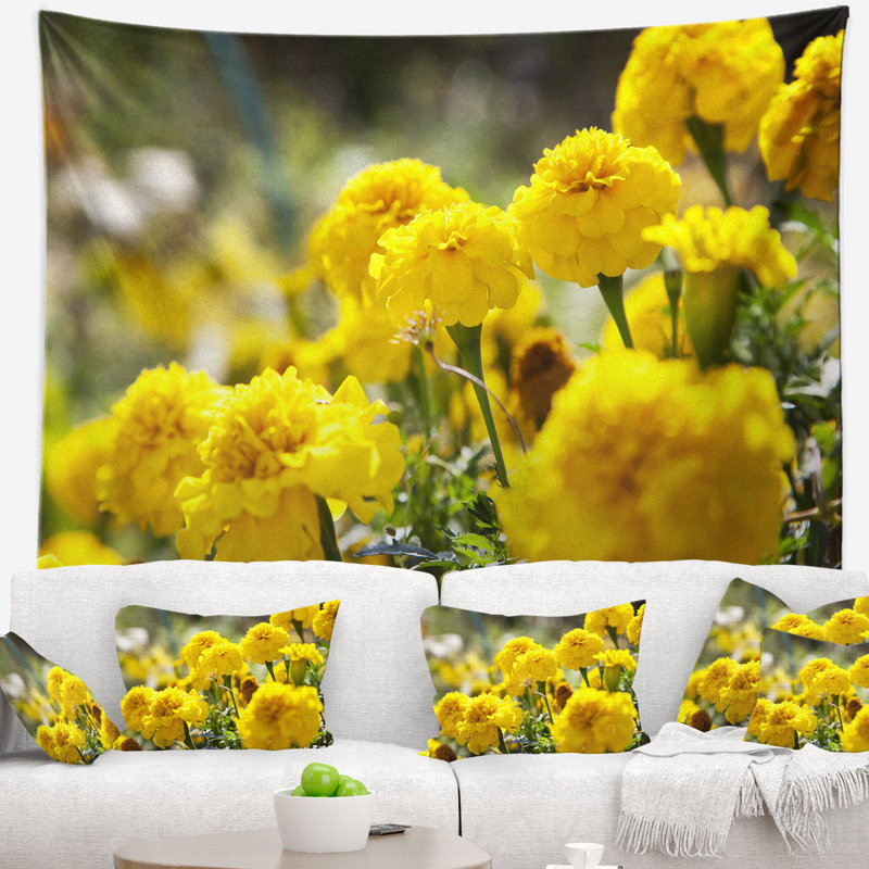 Tapisserie florale jaune vif, H 50 po x l 60 po