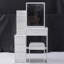 Petit meuble-lavabo à gauche avec tabouret rembourré-852836324