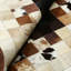 Tapis en peau de vache de ton naturel avec patchwork géométrique fabriqué à la main pour espaces rustiques et modernes - 7,83 x 10 pi-596864429