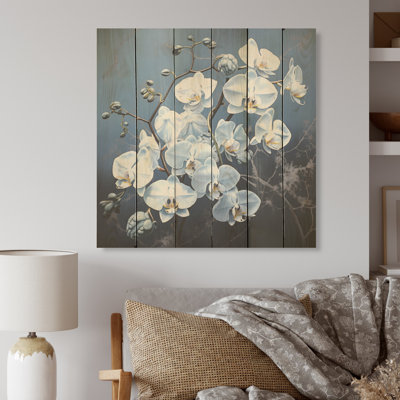 Minimalisme blanc et bleu, fleurs d'orchidées dans une délicate abstraction - art en bois d'orchidées sur bois de pin naturel