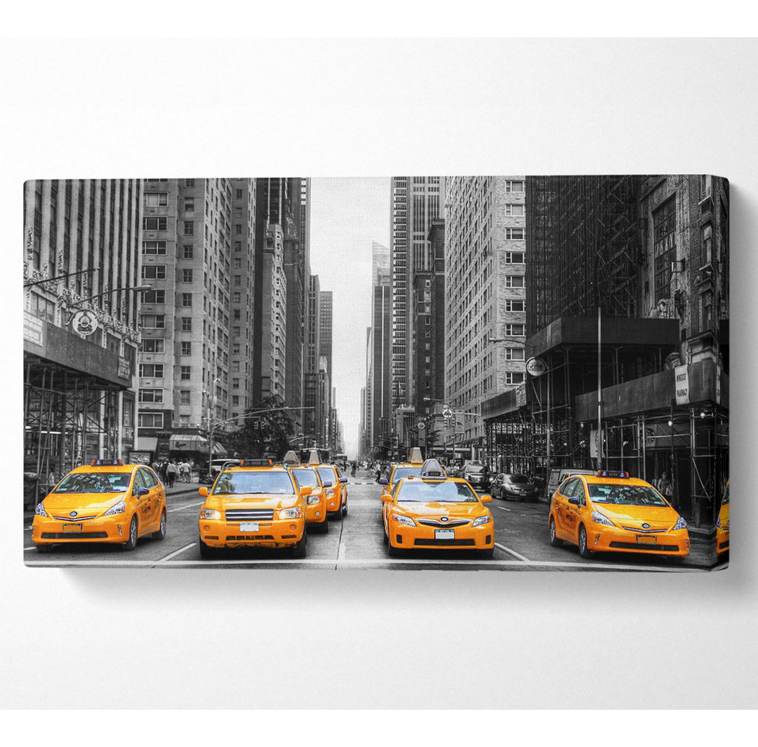 Ayhm Yellow Cab Line Up Streets - Kunstdrucke auf Leinwand