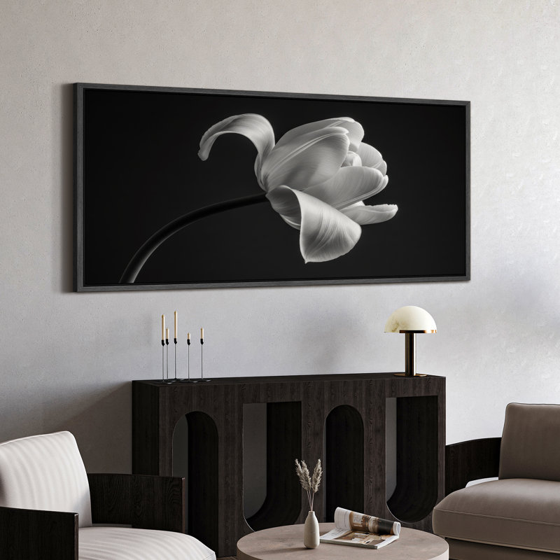 Vue latérale de l'art mural sur toile encadré de tulipes noires et blanches - Photographie florale monochrome moderne pour des intérieurs élégants