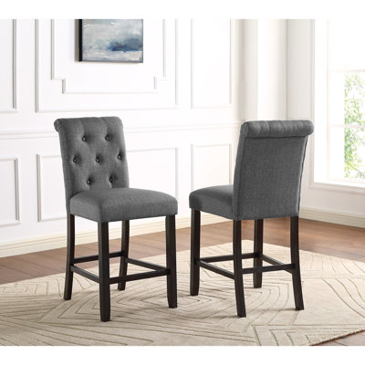 2 tabourets de comptoir gris. Bois massif avec sièges et dossiers confortables. Pieds en bois. Chaises à haut dossier légèrement incurvées. L 23 po x P 19 po x H 41,37 po. Largeur du siège 19 po, 25 po, profondeur 16,5 po. Assemblage requis. Tous