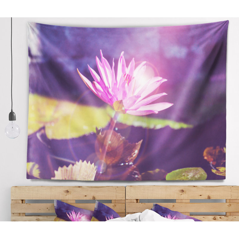 Tapisserie florale rose sur fond bleu, H 32 po x l 39 po