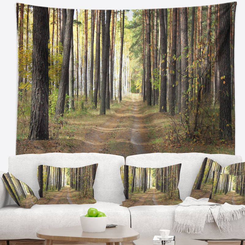 Sentier dans la tapisserie de la forêt de pins d'automne, H 78 po x l 92 po