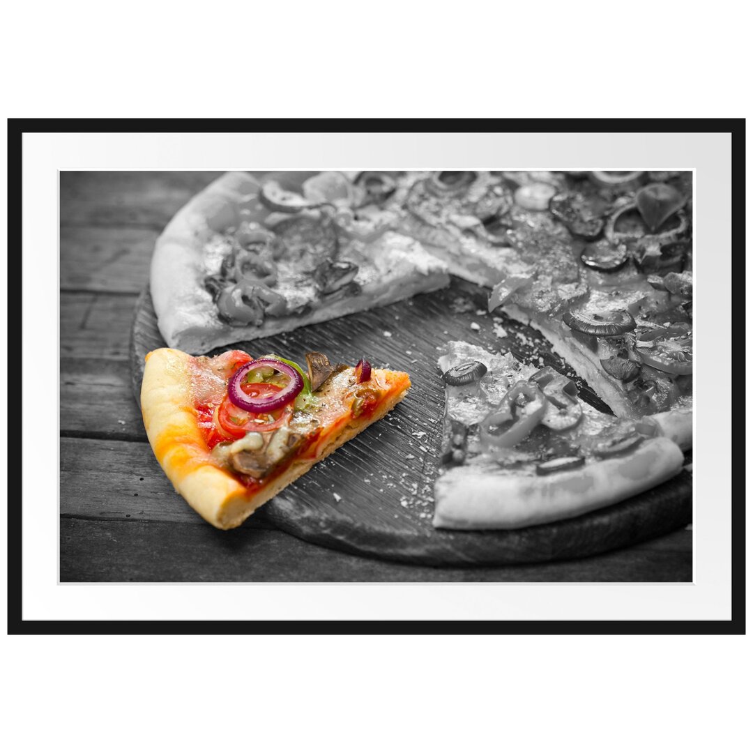 Gerahmtes Poster Pizza auf Holzbrett