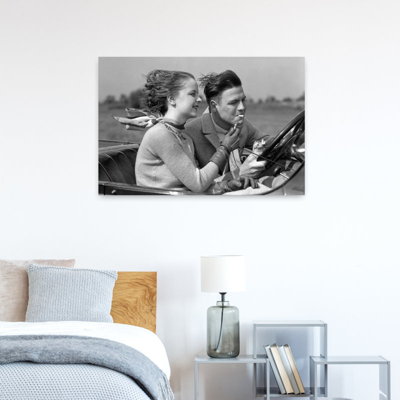 Art des années 1930, homme conduisant une voiture décapotable alors que sa petite amie allume sa cigarette, romantique, paysage contemporain contemporain, art mural
