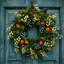 Couronne de porte artificielle 19,69 pouces, bleuet, orange, blanc, floral, couronne de verdure pour maison de campagne, décoration murale
