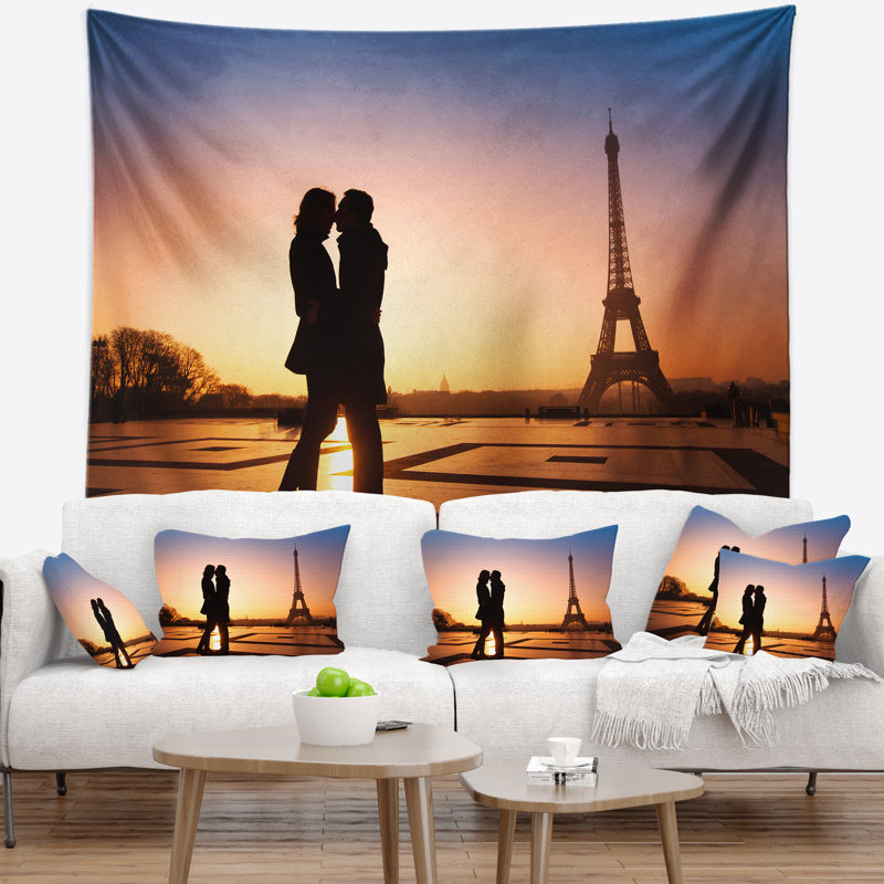 Tapisserie Eiffel avec un couple qui s'embrasse, H 50 po x l 60 po