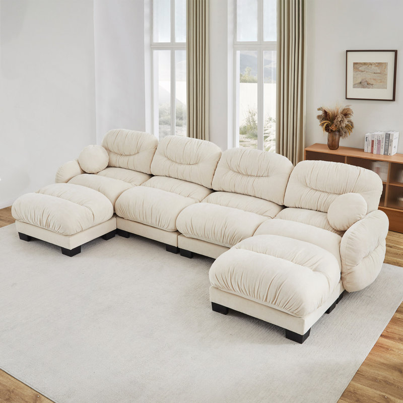 Canapé d'angle modulaire en tissu chenille confortable au design plissé, avec siège ergonomique en mousse haute densité, pouf, accoudoirs arrondis et 2 coussins décoratifs ronds.