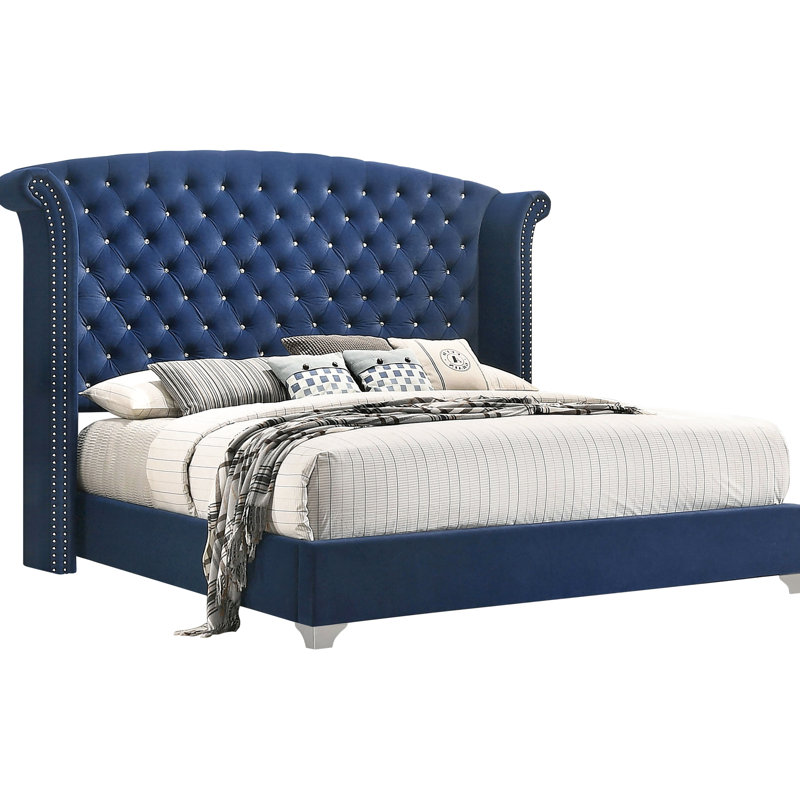 Grand lit à oreilles tapissier bleu, dossier haut classique, revêtement attrayant et pieds de chambre en métal au fini fini,