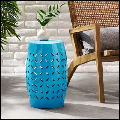 Table d'appoint en dentelle découpée en dentelle avec une forme de tonneau unique, durable et élégante pour les espaces de vie extérieurs.