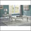 Table basse champagne avec des courbes gracieuses et des motifs floraux complexes