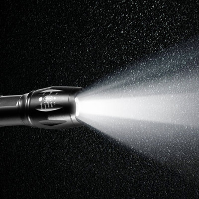 Paquet de 2 lampes de poche 2000 lumens élevés 5 modes de mise au point réglable