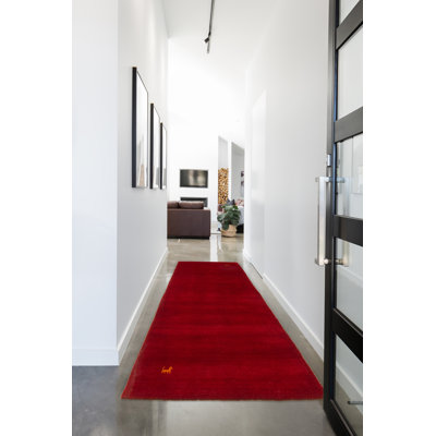 Les tapis Gabbeh sont fabriqués à la main avec des poils très hauts et des motifs très simples et stylisés.