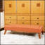 Repose-pieds élégant de style Mid-Century avec coussins capitonnés, parfait pour les salons et les sièges supplémentaires.