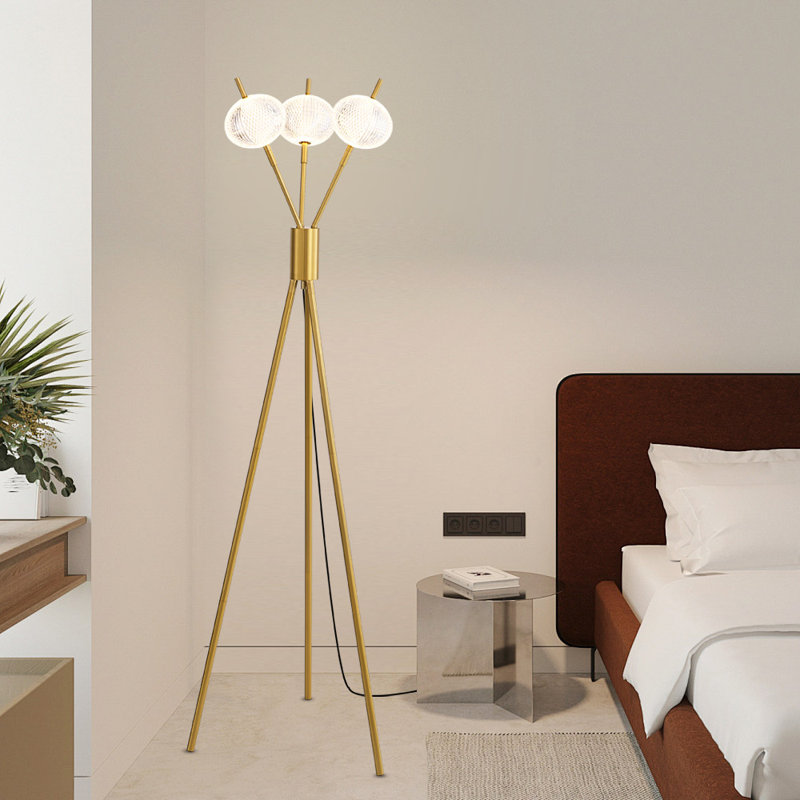 Lampe trépied à DEL 65 po avec prise Zanyiah, Or