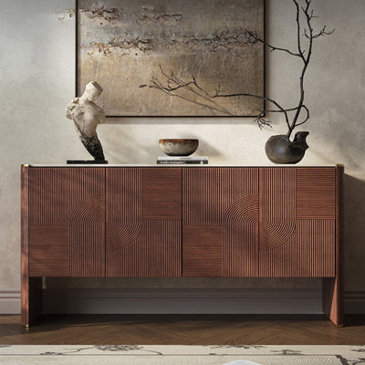 Armoire de rangement sculptée de style médiéval