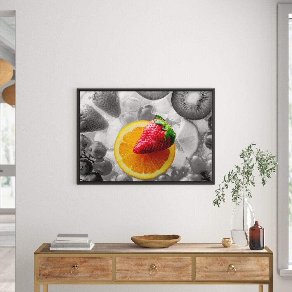 Gerahmtes Wandbild Leckere Orange mit Erdbeere