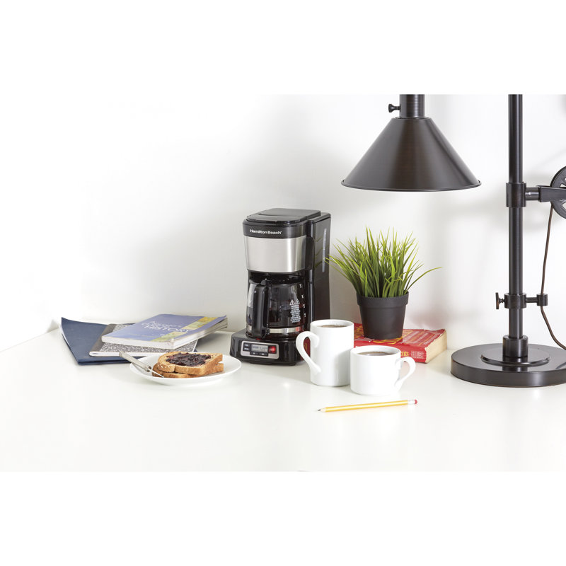 Cafetière compacte avec horloge programmable et carafe en verre 5 tasses Hamilton Beach®