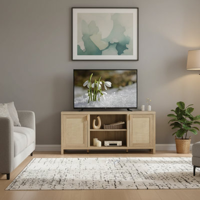 Meuble télé 59 po en rotin de style bohémien | 26 pouces de hauteur, couleur chêne clair, tablettes réglables + rangement