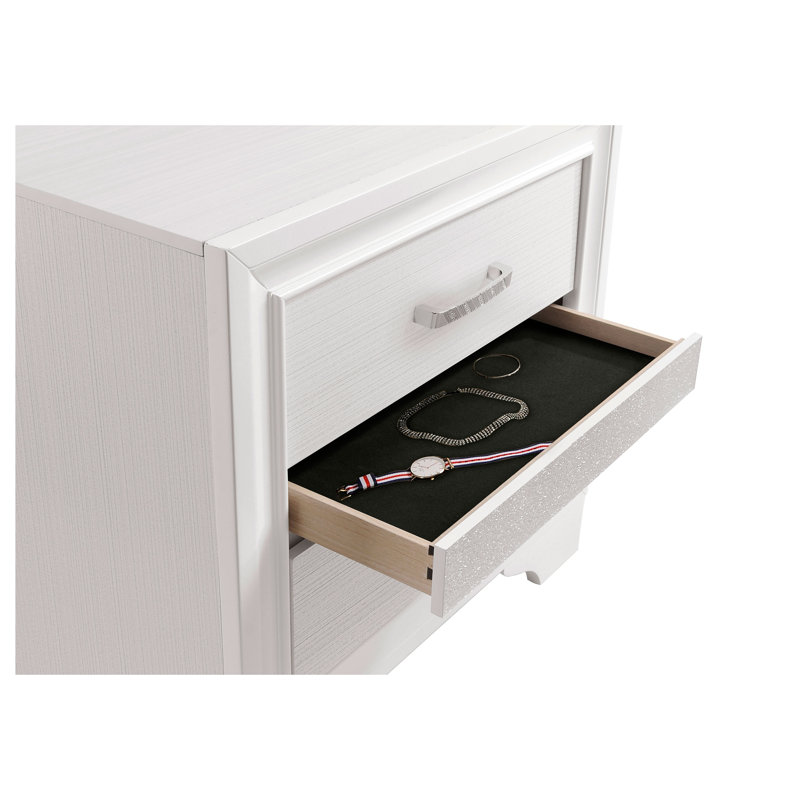 Ensemble de chambre à coucher Isadora blanc Queen 3 pièces avec tête de lit à panneaux, commode et table de chevet