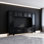 Meuble audio-vidéo mural moderne avec portes en verre pour téléviseur de 75 po ou moins, grand meuble télé minimaliste avec tiroirs pour le salon
