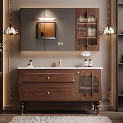 Armoire de salle de bain sur pied de style médiéval