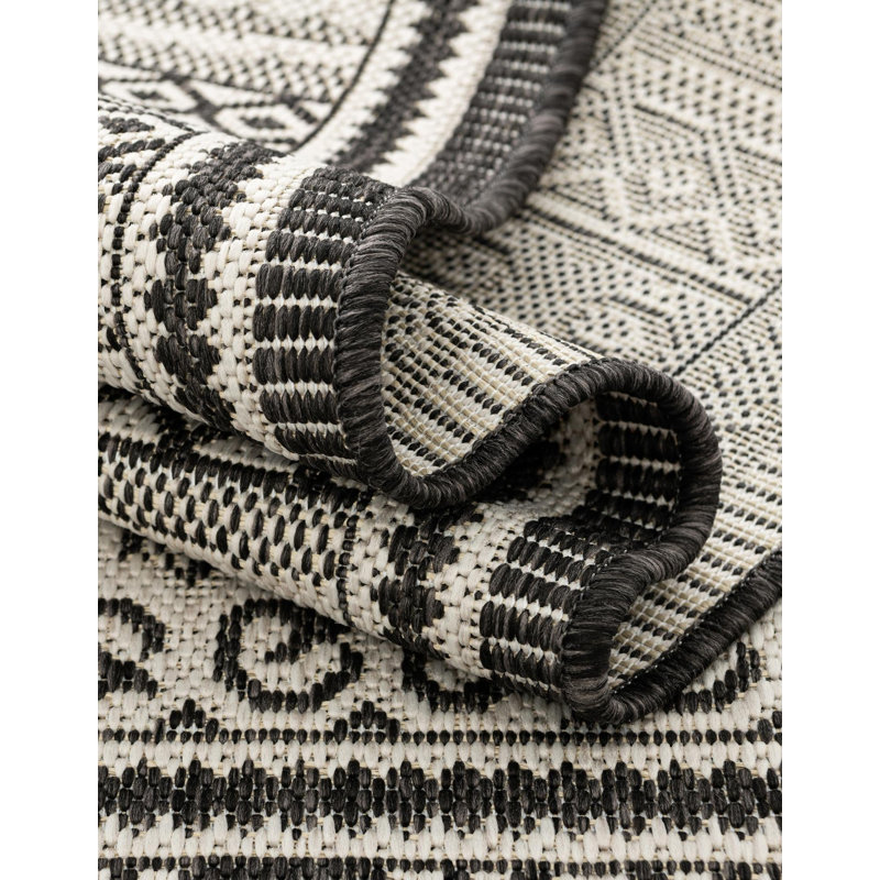 Indoor/Outdoor Traditional Area Rug, Round 13'1"