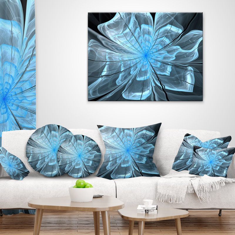 Fleur bleu clair avec de grands pétales - coussin à imprimé floral, 16 po x 1 po, Coussin décoratif