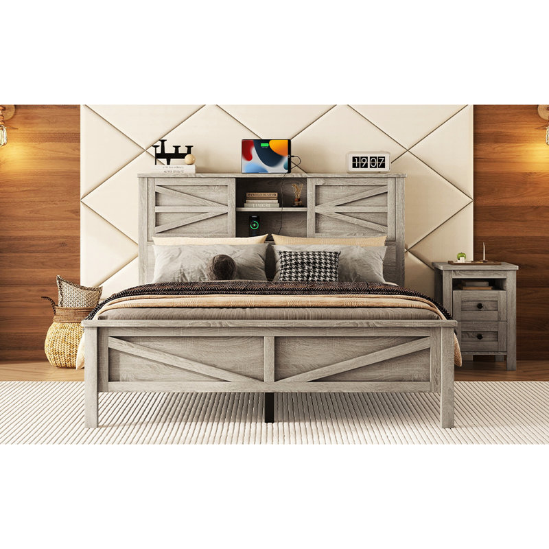 Grand lit plateforme rustique en bois avec tête de lit double avec porte de grange coulissante et station de charge, couleur grise, lattes pour un soutien solide, pas de sommier tapissier, pointe en bois, gris antique