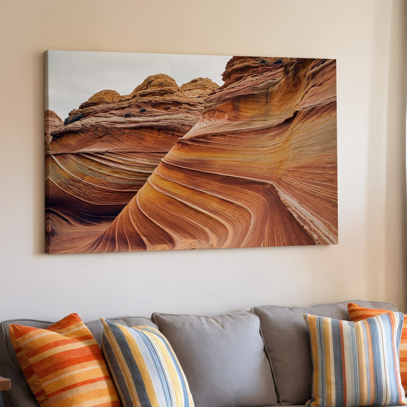 Toile vue rapprochée de formes complexes de grès coulant dans un art mural, tons chauds d'orange et de brun, mettant en valeur la toile lisse