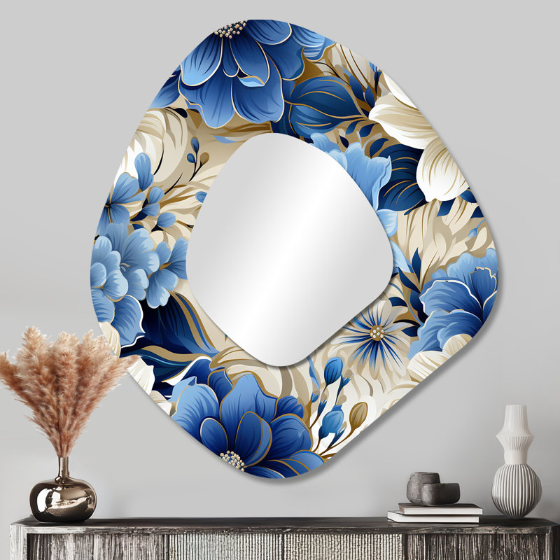 Fleurs bleues et blanches Harmony I - miroir mural décoratif asymétrique floral, grand miroir de forme unique bleue, impression d'art en métal