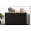Table de salle à manger extensible et buffet de rangement multifonctionnel pour les espaces de cuisine, noir, flexible dans l'armoire de gauche, base Kickboard avec plateau noir à 3 niveaux, tablettes réglables