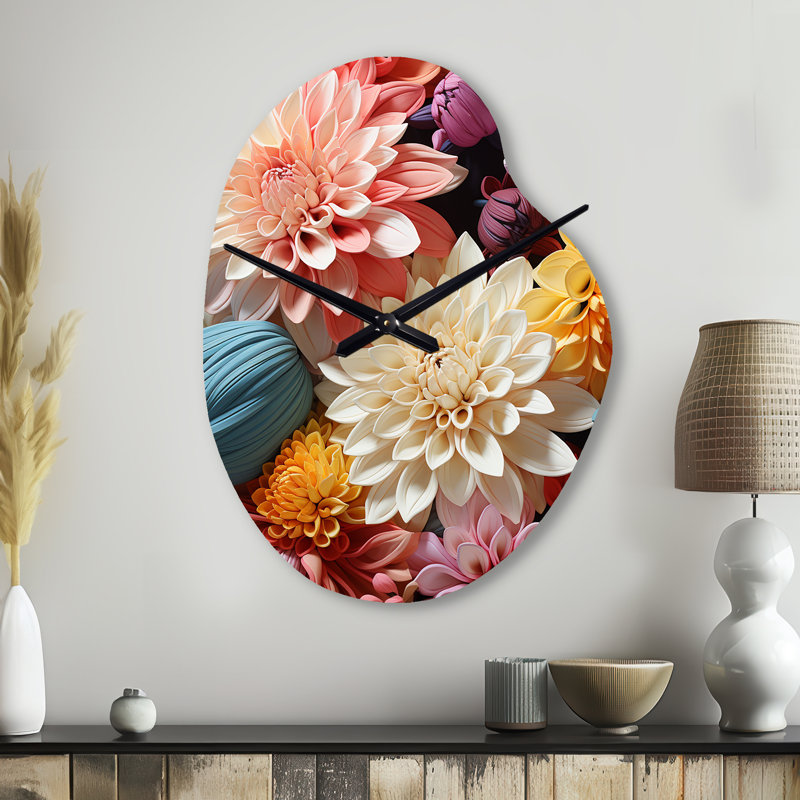 «Mums Autumn Hues Showcases II - Mums», horloge murale asymétrique en métal, Grand