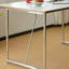 Bureau rectangulaire à design moderne et minimaliste-595956767