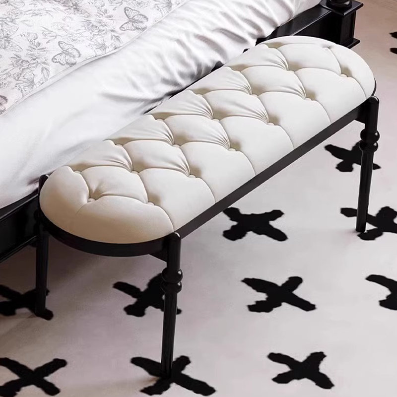 Long banc tapissier en cuir blanc
