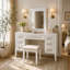 Le meuble-lavabo de maquillage avec lumières miroir et 7 tiroirs comprend un tabouret rembourré et un design creux pour une organisation élégante de la chambre à coucher.-2016636648